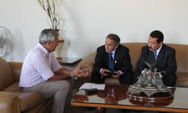 El alcalde Elidio Espinoza se reunió con funcionarios de la Contraloría de la República. (Foto MPT)