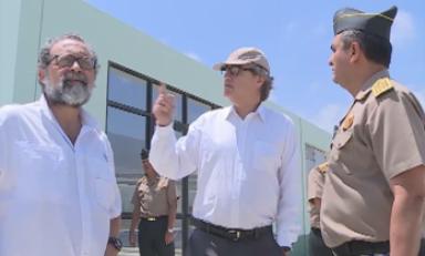 Ministro del Interior visitó escuela junto a autoridades policiales. Foto: Trujillo en Línea