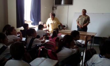 Estudiantes reciben clases dentro del auditorio de dependencia policial. Foto: Trujillo en Línea