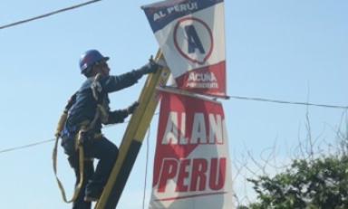 Con arneses y cascos de seguridad, trabajadores de Hidrandina retiraron la propaganda política. Foto. Trujillo en Línea