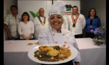 Rosa Haro ganadora del concurso gastronómico "Quinua Fusión". (Foto difusión)