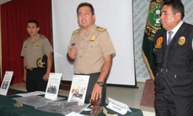 General PNP César Gentille presenta las armas incautadas a los presuntos integrantes de "La Jauría". (Foto cortesía RPP)