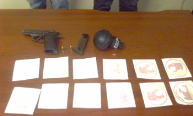 Jóvenes de 20 años portaban stickers y armas de fuego que utilizaban para intimidar. (Foto: Difusión)