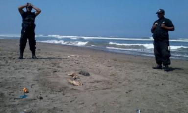 Una turista encontró una pierna humana en la playa de Huanchaco. (Foto Ozono TV)