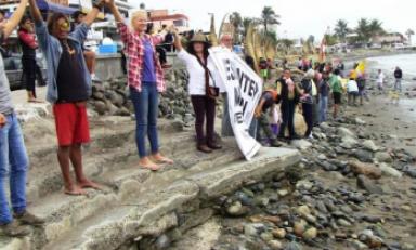 Se formó una cadena humana de protesta en el balneario de Huanchaco. (Foto Facebook)