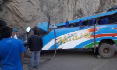 Parte frontal de vehículo quedó totalmente destrozada. Foto: Trujillo en Línea