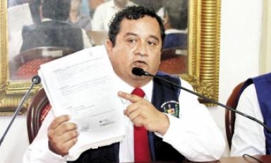 Gerente de Educación y sus funcionarios son cuestionados por supuestamente favorecer a sus allegados. (Foto: La República)
