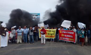 Agentes de USE llegaron a la zona a sofocar el fuego de las llantas. Foto: Trujillo en Línea