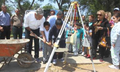 Alcalde colocó primera piedra en parque. Foto: MPT
