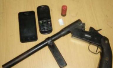Los objetos que portaba el joven detenido, según indicó la Policía. (Foto: Difusión)