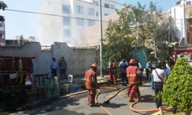 Bomberos y serenos de Trujillo trabajaron para sofocar un incendio en la urbanización Covicorti. (Foto cortesía)