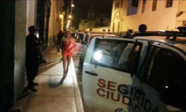 Esta madrugada fueron detenidos homosexuales y prostitutas que hacían escándalos en la vía pública. (Foto cortesía)