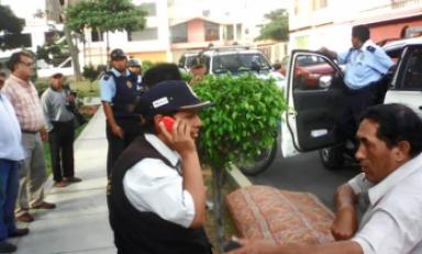 Dos marcas que minutos antes habían robado 6,500 soles a un comerciantes fueron intervenidos por agentes de Seguridad Ciudadana de Trujillo.(Fotos cortesía)