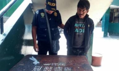 El presunto microcomercializador de drogas, Cristian Edmundo Hernandez,fue capturado por la Policía. (Foto Trujilloenlinea.pe)