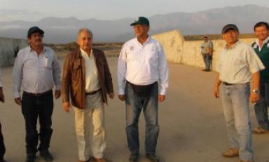 El titular del Minagri, Juan Manuel Benites, con funcionarios de Chavimochic.