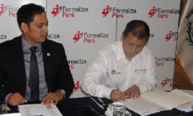 Ministro de Trabajo, Daniel Maurate, firma convenio con el vicepresidente regional,Luis Valdez. (Foto GRLL)