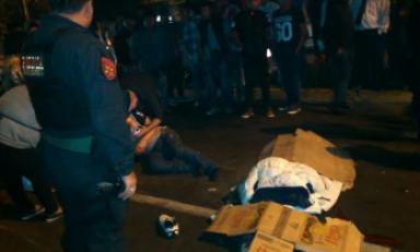 El motociclista fue abandonado sobre el pavimento por el chofer del taxi que lo atropelló. (Fotos cortesía Serenazgo MPT)