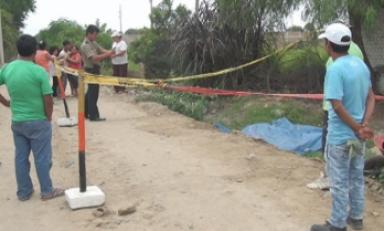 Compañeros de trabajo taparon el cuerpo con un plástico azul. Foto: Trujillo en Línea