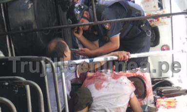 Conductor no quiso soltar el cadaver de su hijo. Foto: Trujillo en Línea