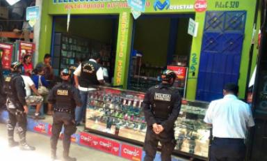 Aduanas Trujillo intervino este mediodía diversos puestos de venta de celulares en el mercado La Hermelinda.