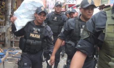 Policía trasladó la mercadería decomisada en sacos blancos. Foto: Trujillo en Línea