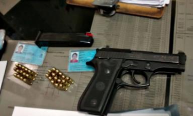 Agentes municipales hallaron las armas en posesión de supuestos delincuentes. (Foto: Difusión)
