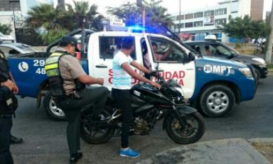 Momentos en que el policía Julio César Ruiz es intervenido conduciendo su moto en estado de ebriedad. (Foto cortesía)