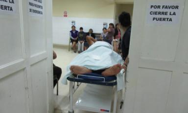 Trasladaron al policía en retiro y su esposa al hospital más cercano. (Foto: Facebook)