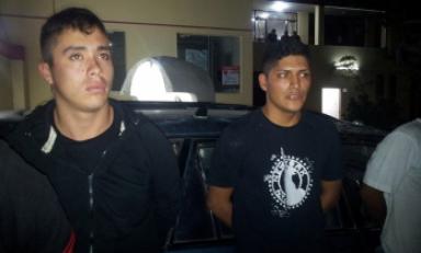 Estos serían los dos malos efectivos de la Dinoes que esta madrugada asaltaron una pollería en Las Quintanas. (Fotos cortesía Serenazgo MPT)