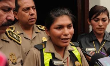 Ana Bautista y Melissa Fernández , las valientes mujeres policías que capturaron a un asaltante. (Foto Satélite)