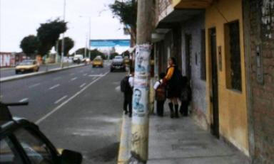 Poste a punto de caer en la avenida Mansiche, en el sector Villa del Mar. (Foto cortesía Ozono TV)