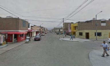 La víctima se habría estacionado frente al vehículo azul. Foto: Google Maps