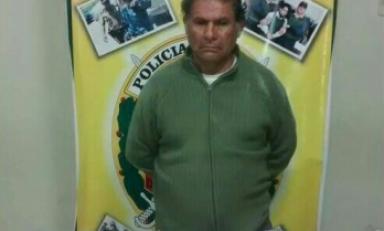 Alias Viejo Villa y las bolsas decomisadas que contenían ketes. Foto: PNP.