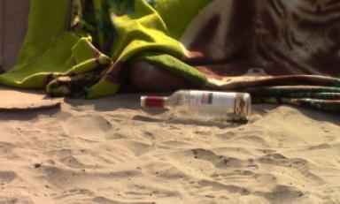 Cuerpo fue cubierto por una frazada verde. En la imagen se observa la botella con manchas de sangre. Foto: Trujillo en Línea