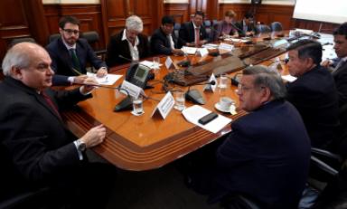 El premier Pedro Cateriano se reunió con los gobernadores regionales, representados por César Acuña. (Foto difusión)