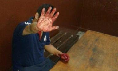Este es el sujeto que golpeó y amenazó a su expareja con un cuchillo. (Foto cortesía)