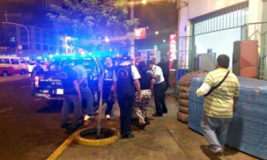 A pesar que son constantemente retiradas del lugar, los travestis y prostitutas vuelven a la Plazuela Bolivar. (Foto Serenazgo MPT)