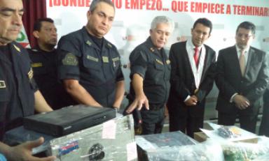 Autoridades presentaron lo decomisado, entre armas, municiones, dinero y una caja fuerte. Foto: Trujillo en Línea