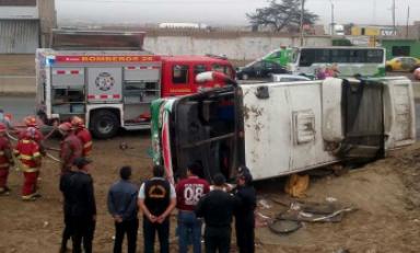 Conductor perdió el control al tratar de esquivar a tráiler. Foto: Trujillo en Línea