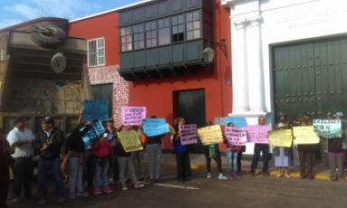 Protestaron frente a la casa del gobierno regional junto a su volquete recolector de basura. Foto: Trujillo en Línea