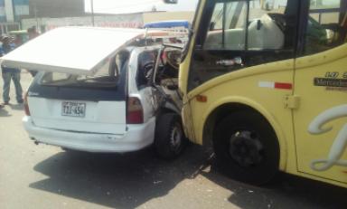 Bus destrozó el lado derecho de automóvil. Foto: Trujillo en Línea