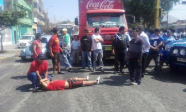 Jóvenes fueron llevados a hospital. No habrían sufrido lesiones graves. Foto: Trujillo en Línea