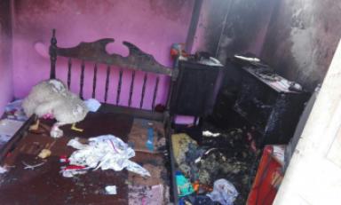 Cortocircuito arrasó con cama y muebles. Por fortuna, no se registraron heridos. Foto: Trujillo en Línea