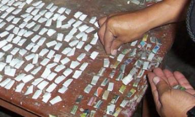 Sujeto llevaba más de 50 "ketes" de pasta básica de cocaína, según la Policía. (Foto: Diario Correo)